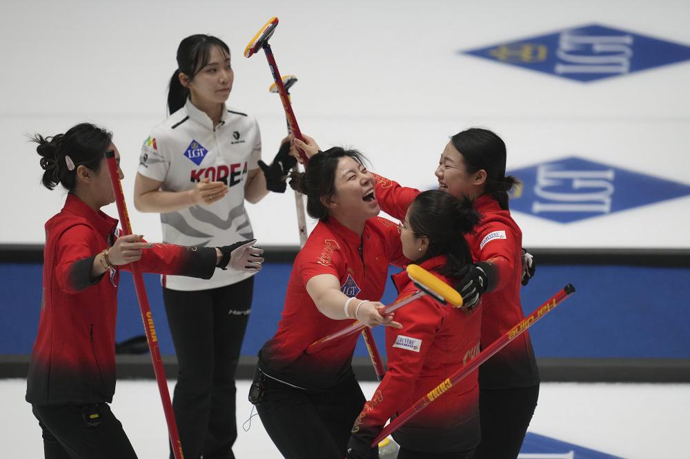 莱斯特城缅怀因直升机事故去世的老板维猜：永远在我们心中.