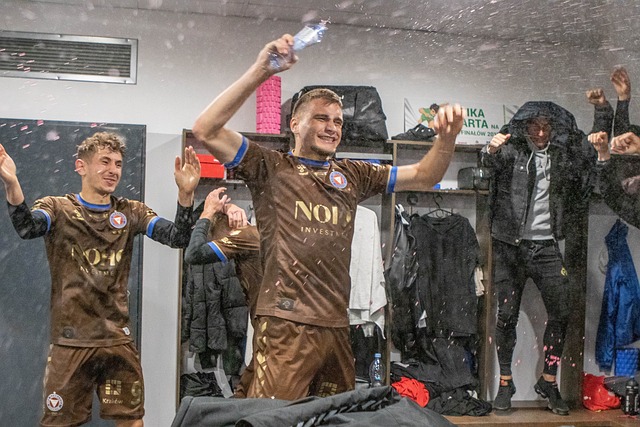 爱游戏官网：足球——欧冠：巴塞罗那队晋级八.